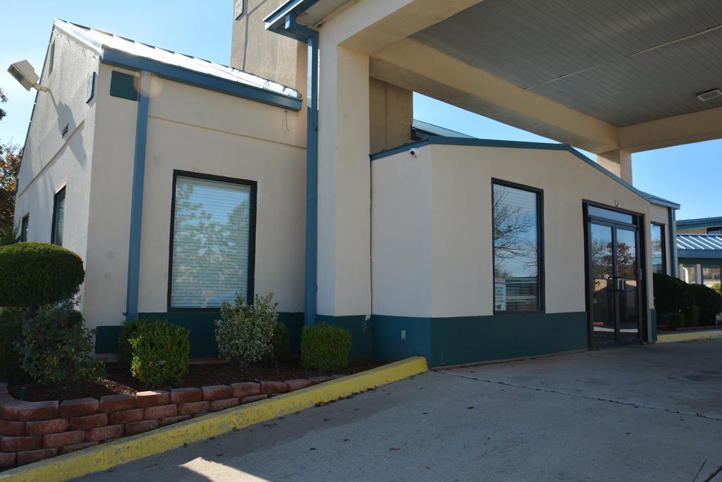 Lincoln Inn Express Hotel And Suites Oklahoma Stadt Exterior foto